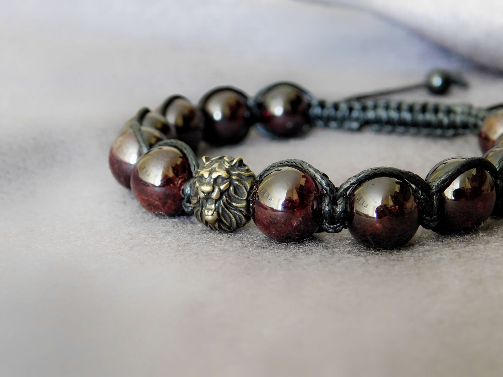 "ЗЕРНО ІСТИНИ" Браслет-оберіг "Сила Лева" з Гранатом №2